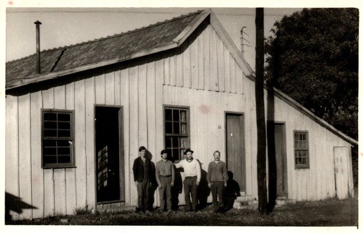 Gil Antônio Vanelli e Agenor Vanelli com os funcionários - foto década 60