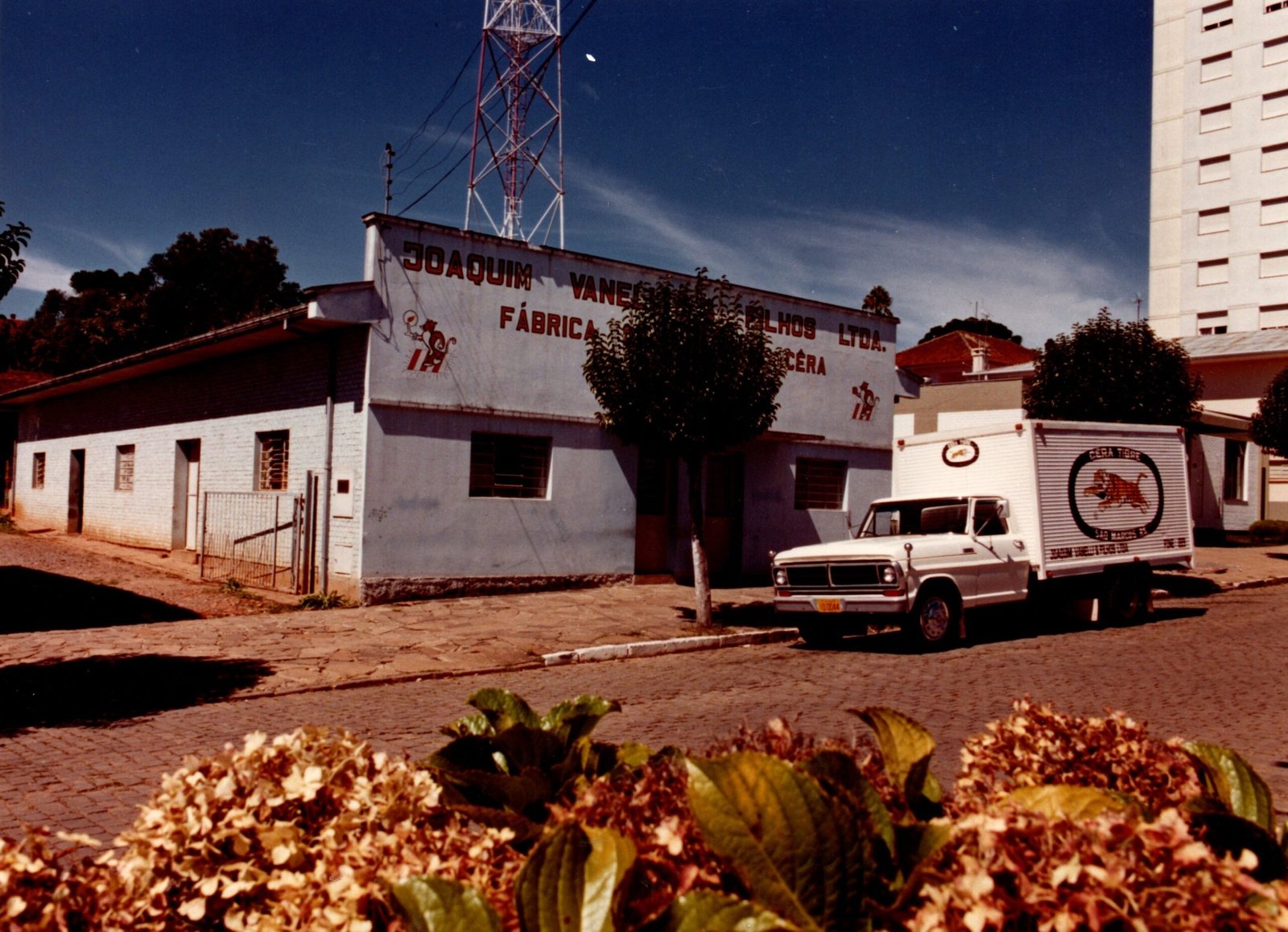 Sede atual e frota de veículos no início da década de 1980